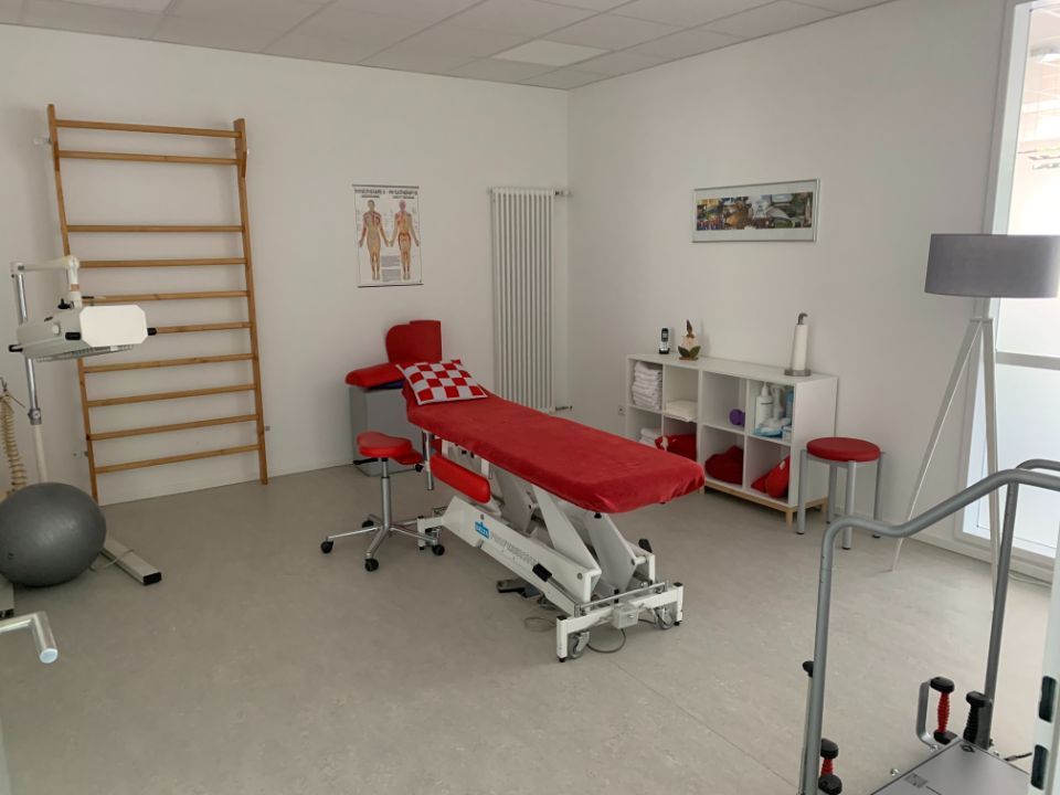 Raum mit Liege für Krankengymnastik