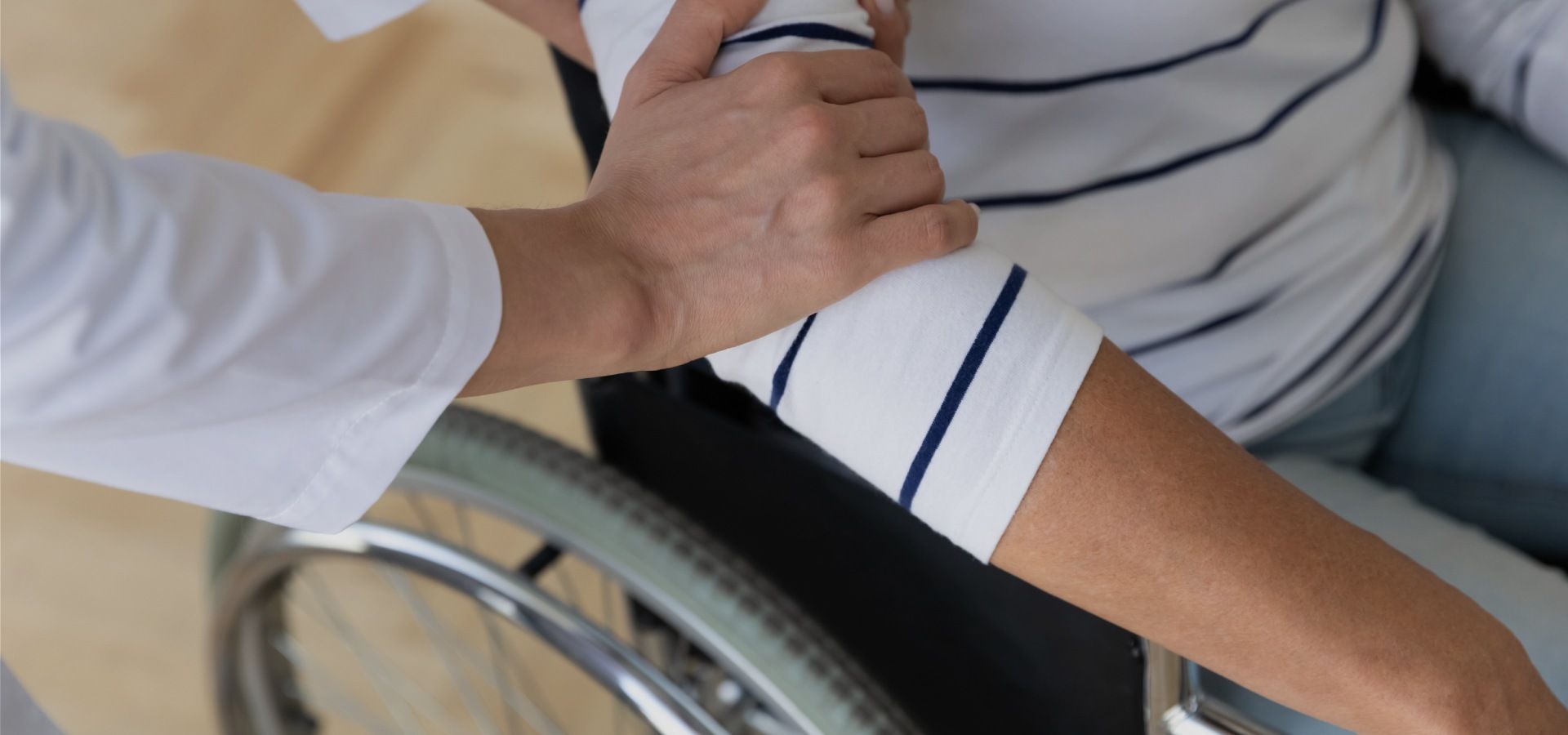 ein Ellbogen wird behandelt