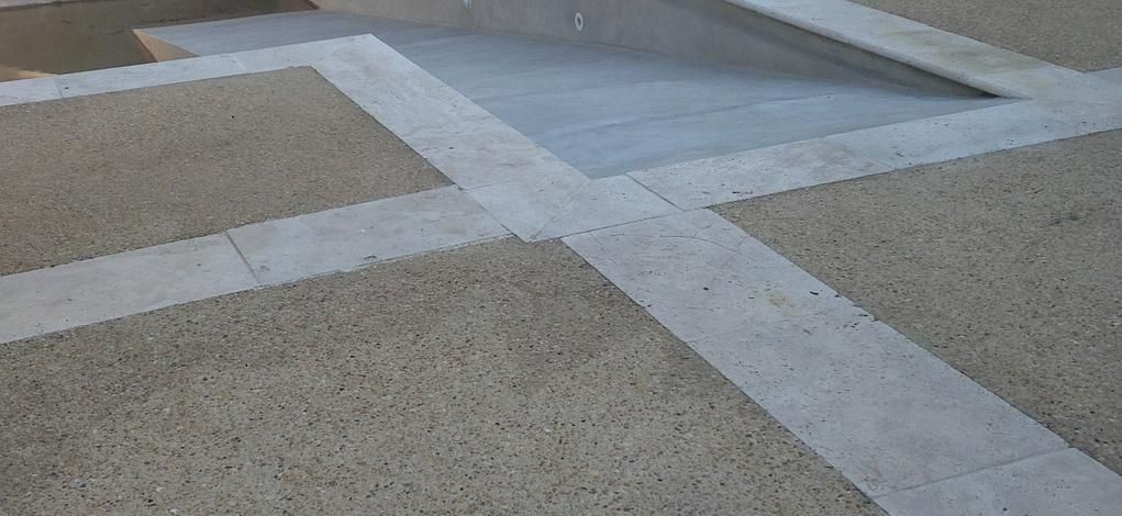 Piscine avec du carrelage autour