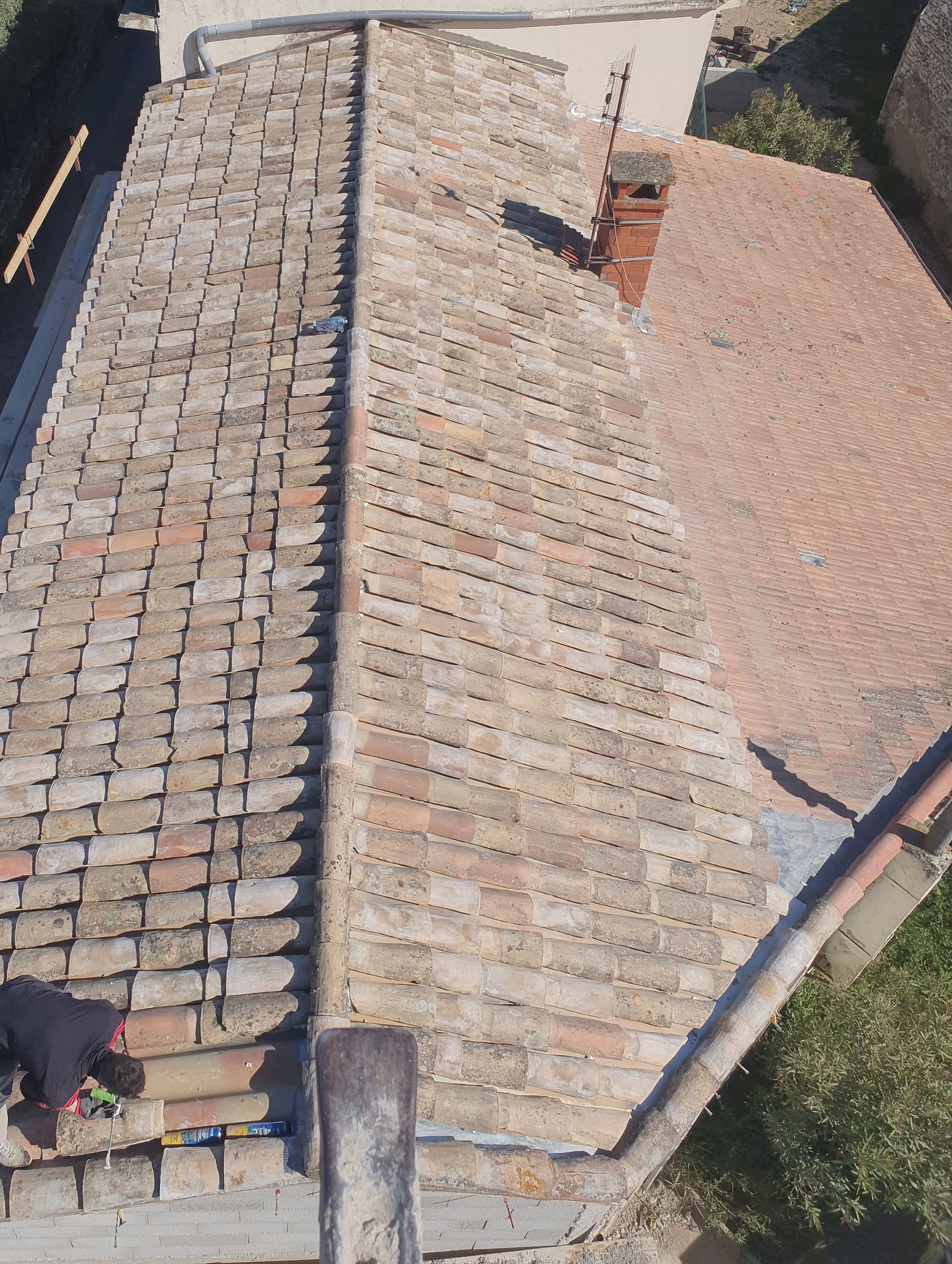 Un professionnel qui fixe les tuiles d'un toit