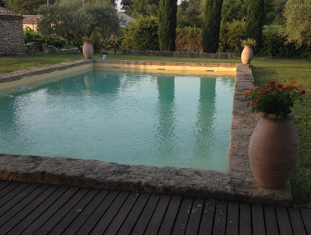Piscine avec margelle