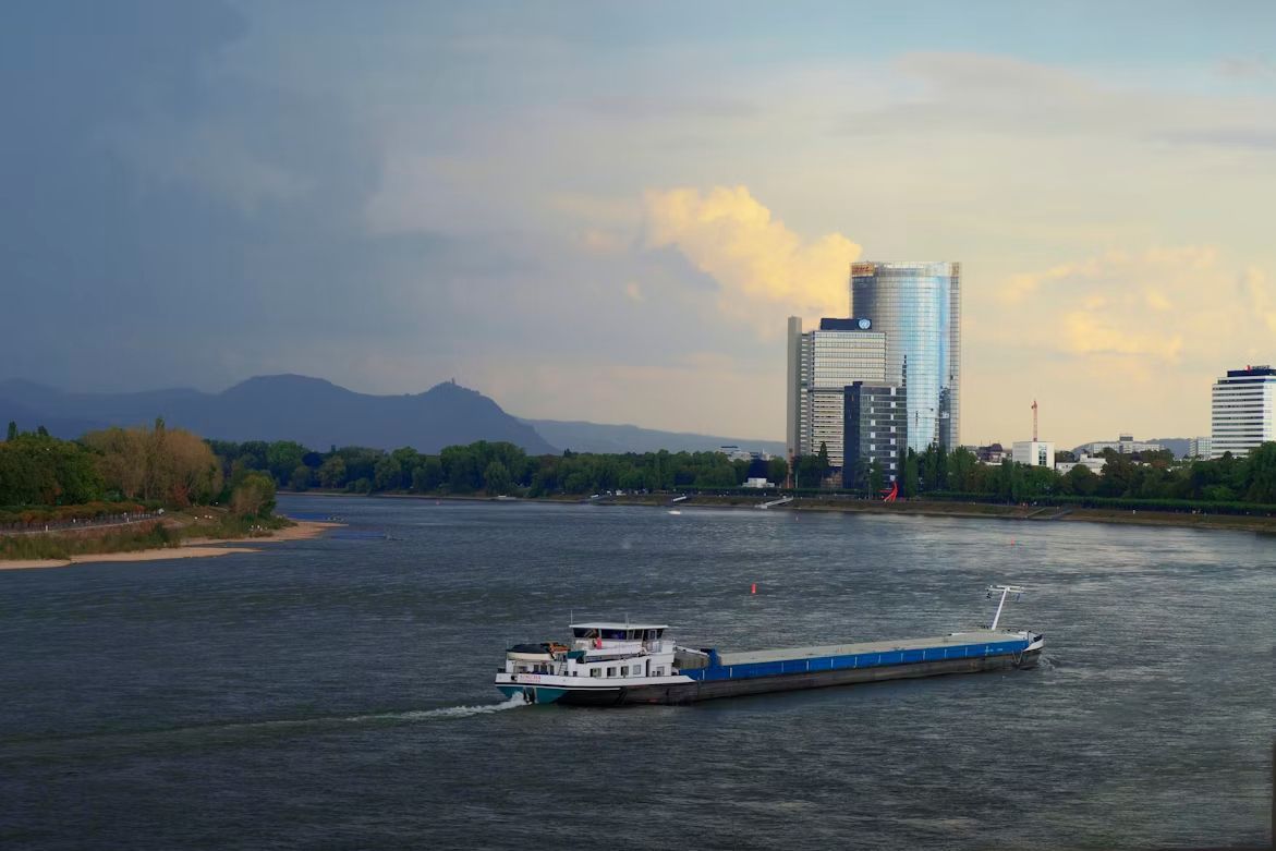 Rhein und der Posttower in Bonn