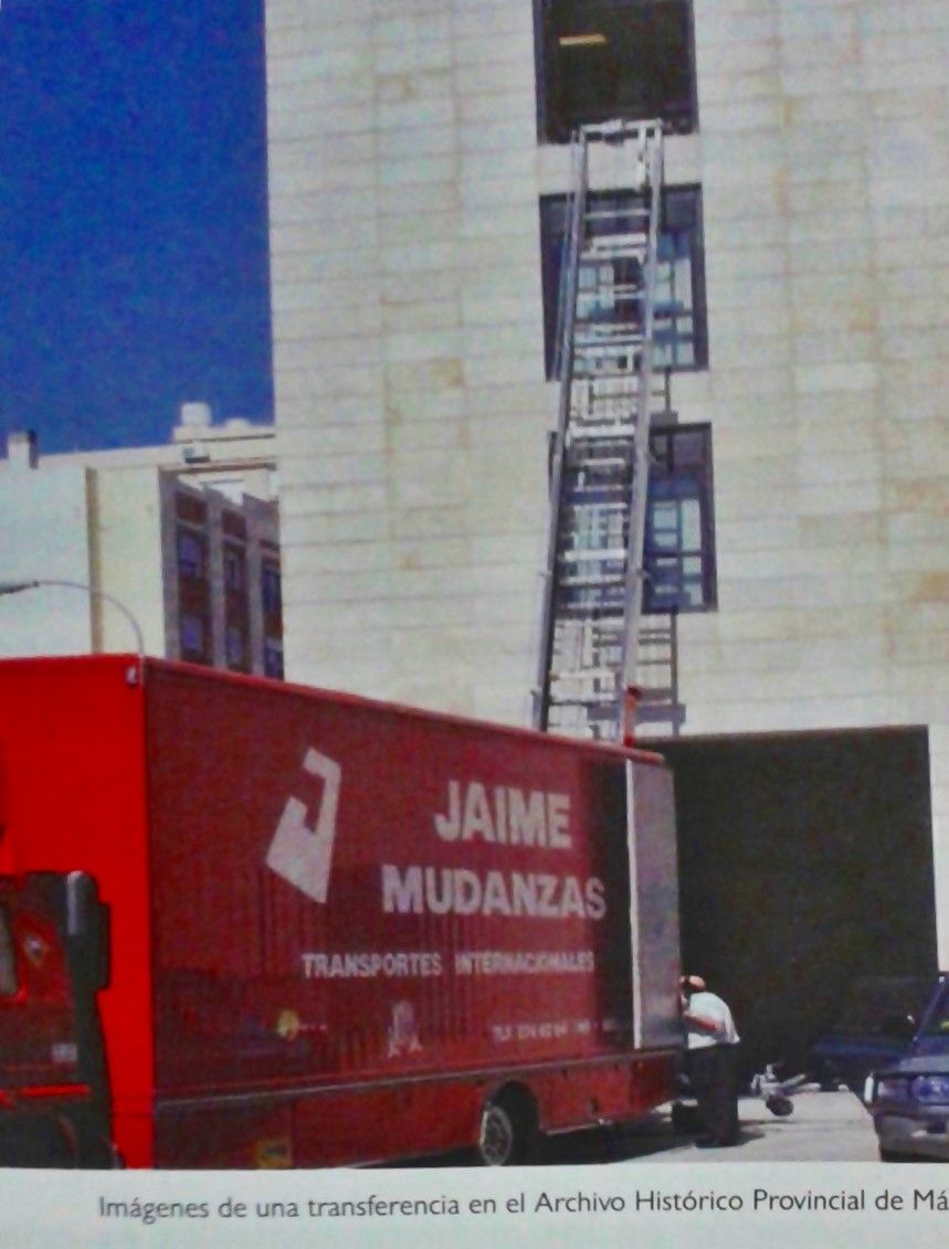 Camión de mudanzas rojo junto a una escalera alta adosada a un edificio, con cielo azul y un letrero que dice “JAIME MUDANZAS”.