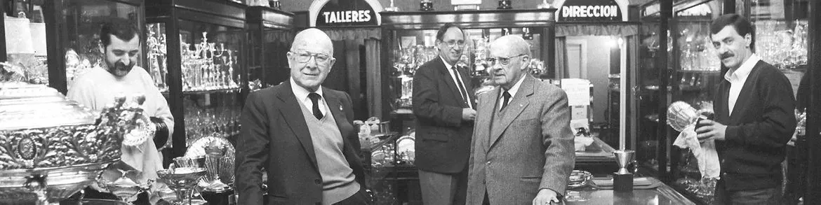 Un grupo de hombres está parado frente a una tienda.