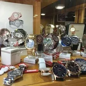 En el escaparate de una tienda se exhiben varios relojes.