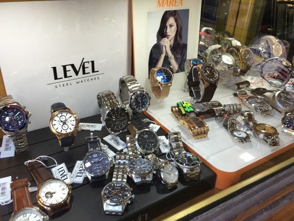 Una exhibición de relojes de acero de nivel en una tienda.
