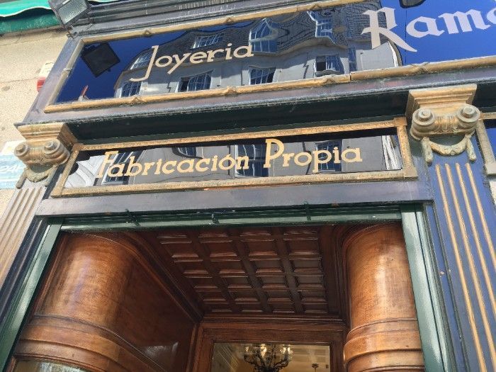 A building with a sign that says joyeria fabricacion propia