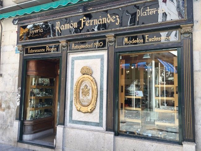 Un escaparate con el nombre de Ramón Fernández.