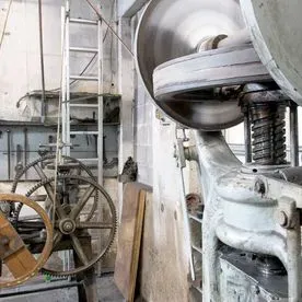 Una fábrica con muchas máquinas viejas y una escalera.