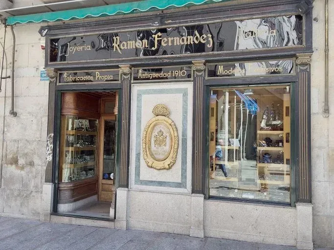 Un escaparate con la palabra Román Fernández escrita en él.