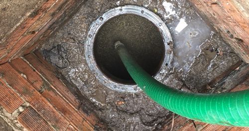 Tuyau dans une cuve.