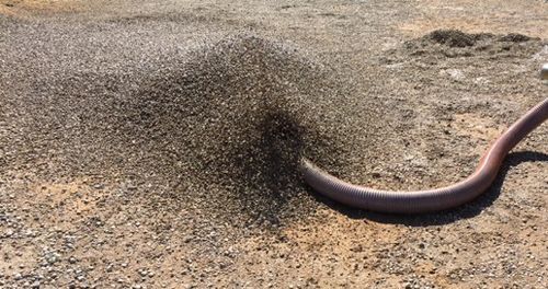 Cable passant dans le sol.