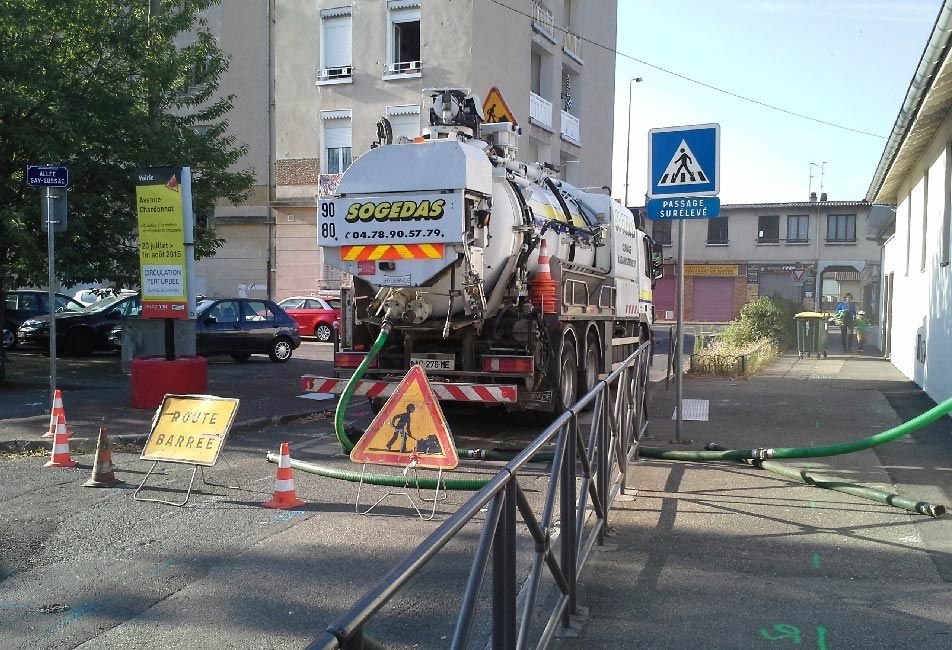 Camion Sogedas dans une rue à l'accès temporairement bloqué.