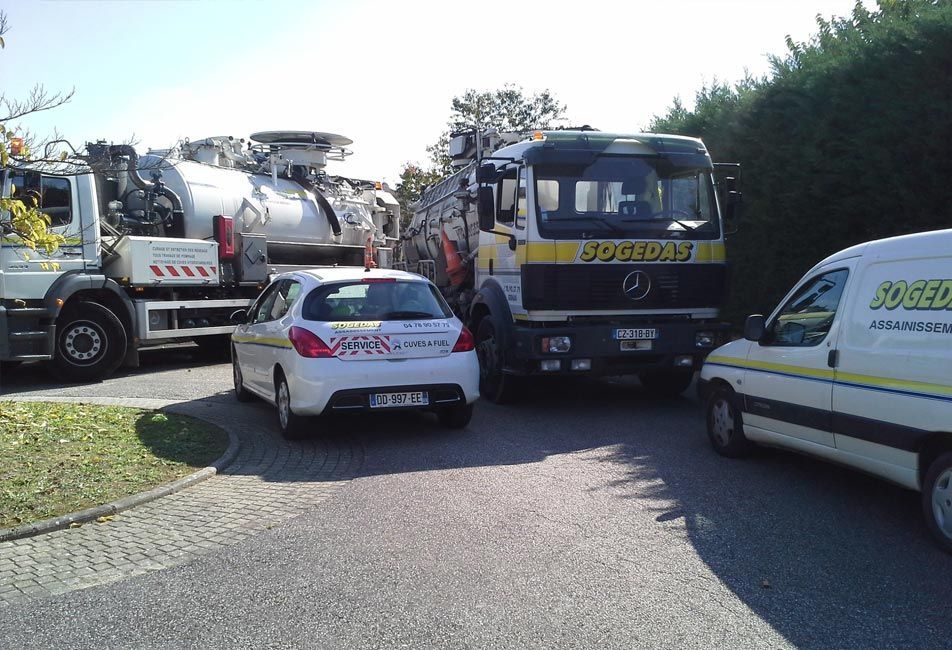 Véhicules de Sogedas garés dans une allée.