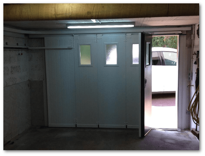 Porte de garage avec parois articulées