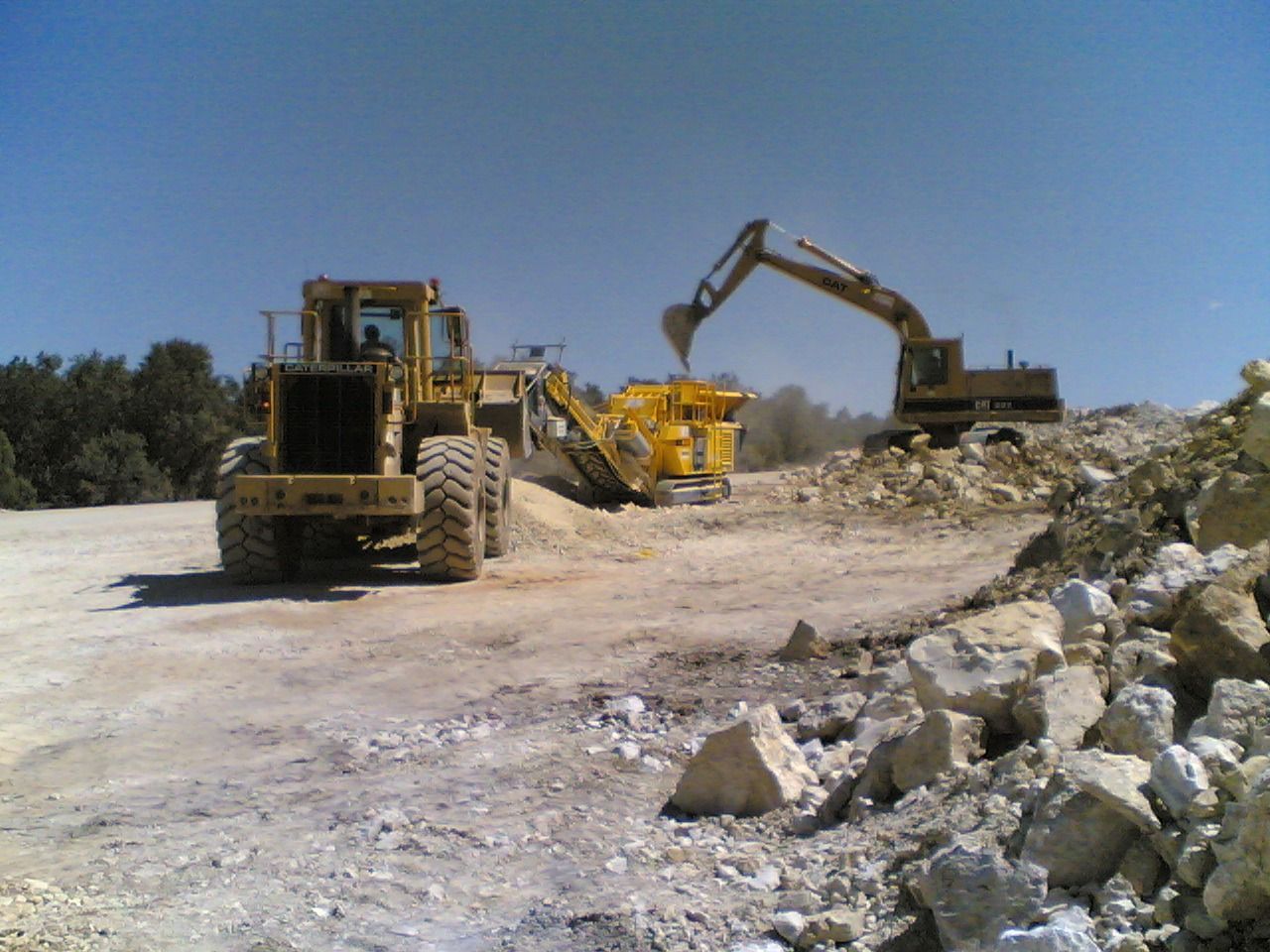 Una obra en construcción con una excavadora y un tractor