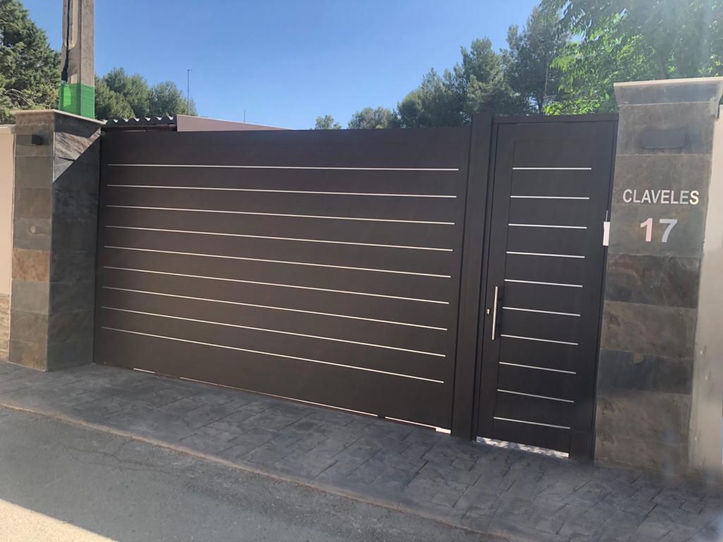 Una puerta con el número 17