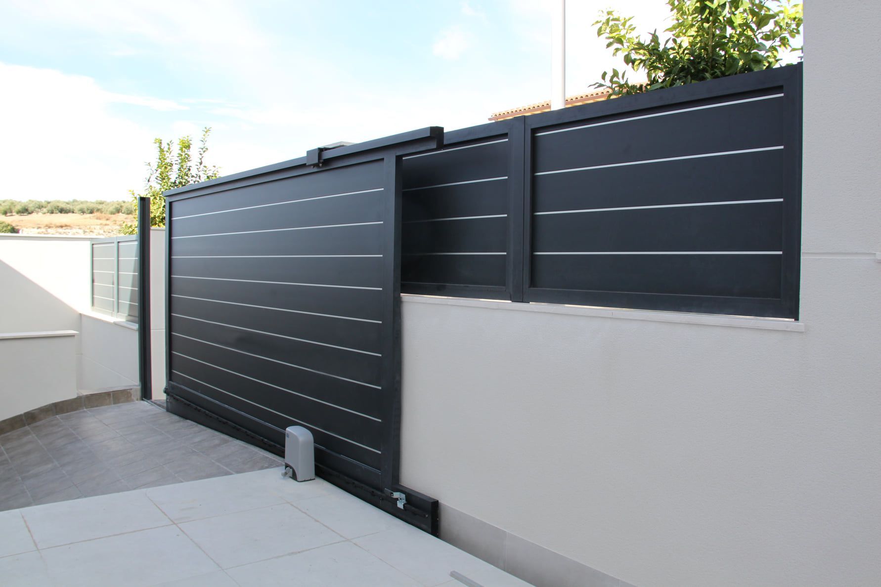 Una puerta corrediza negra está al lado de una pared blanca.