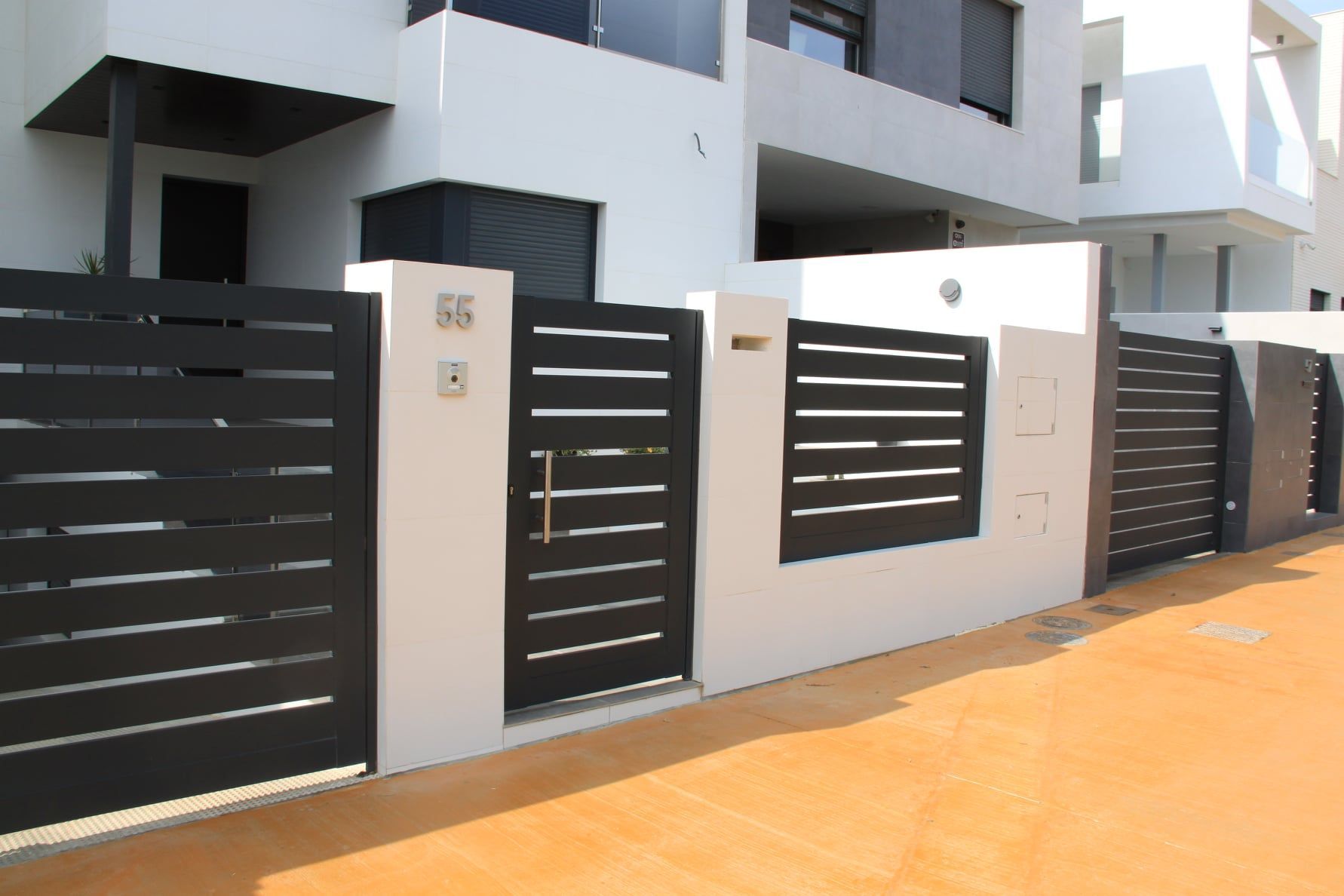 Una valla con el número 66