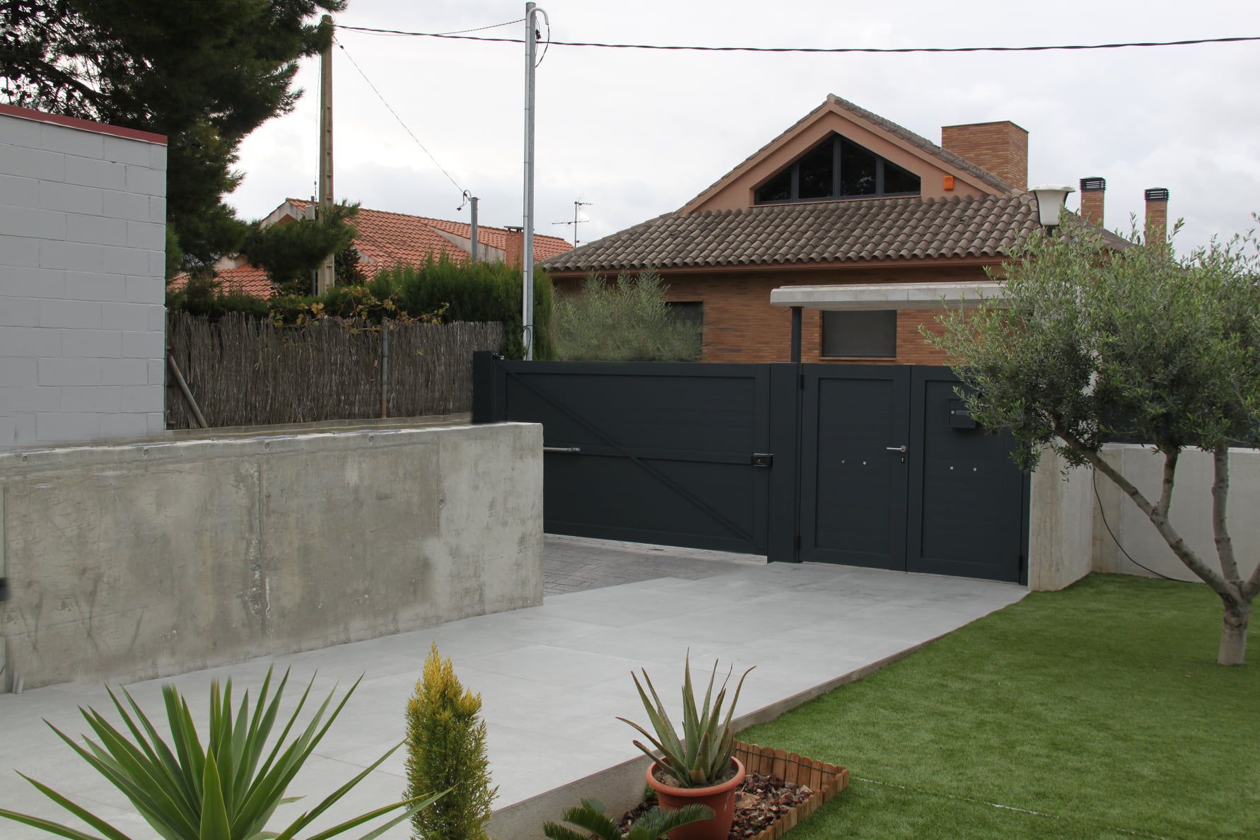 Una casa con techo de ladrillo y una puerta negra