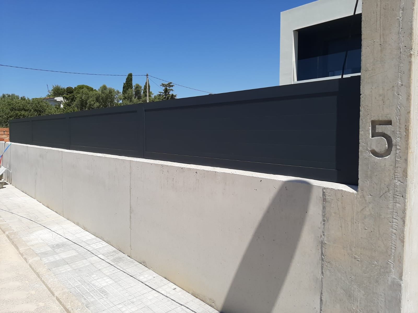 Una valla negra con el número 5