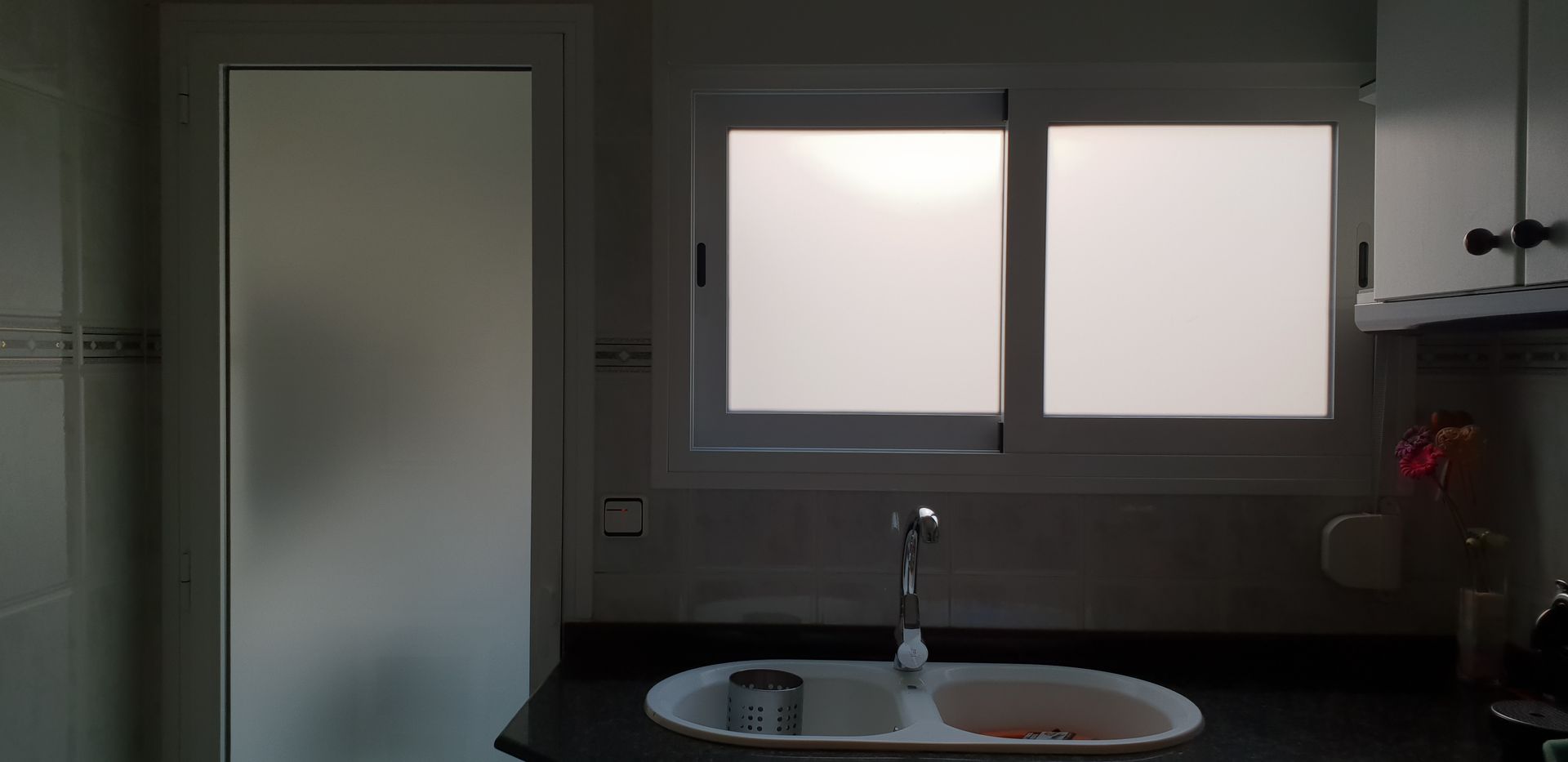 Una cocina con fregadero y ventana.