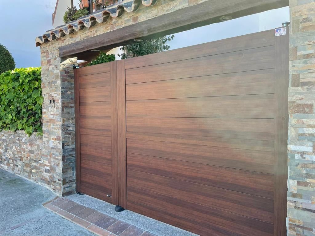 Una puerta de madera está al lado de un muro de piedra.