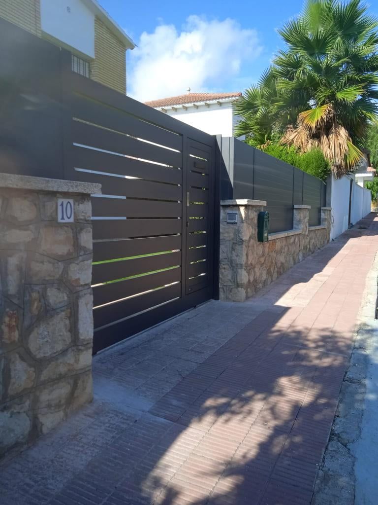 Un muro de piedra con el número 10 en él