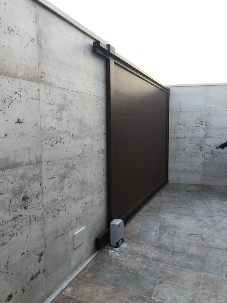 Una puerta corrediza con un motor conectado a ella