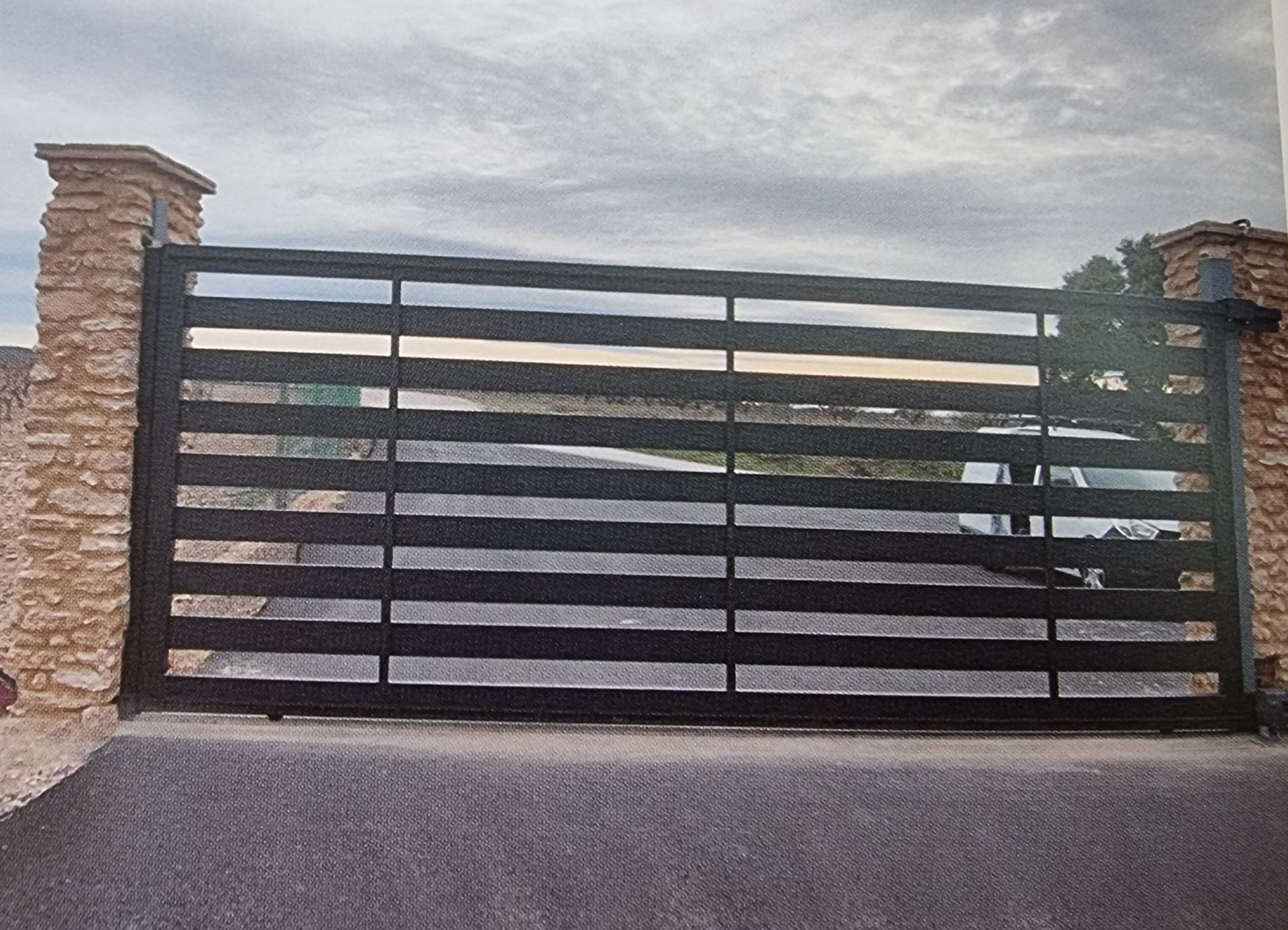Una puerta corrediza con un muro de piedra detrás.