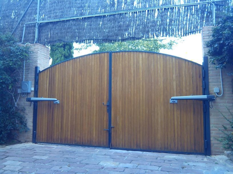 Una puerta de madera con una pared de ladrillos detrás