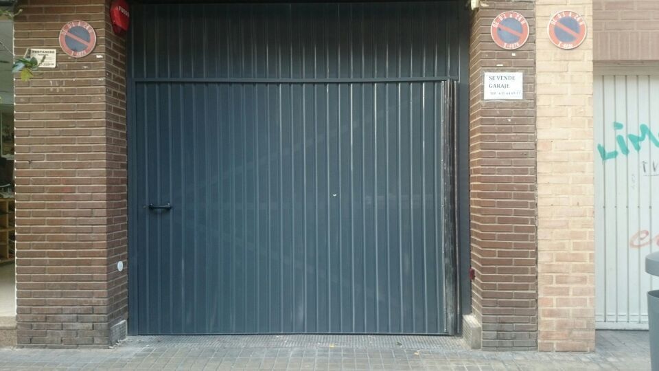 Una puerta de garaje con una señal de no estacionar.