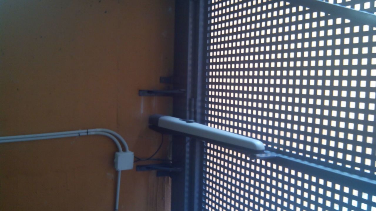 Un primer plano de una valla con agujeros.