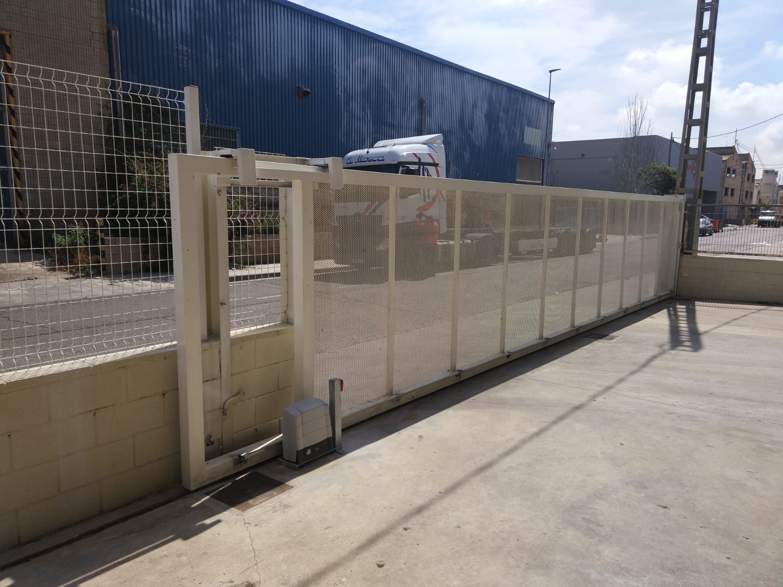 Una puerta corrediza está abierta delante de un edificio.