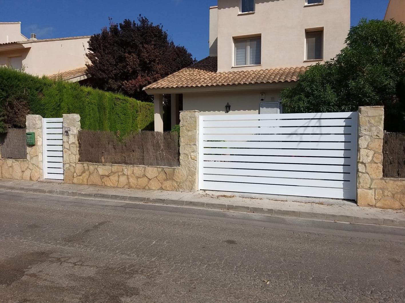 Una casa con una puerta blanca delante