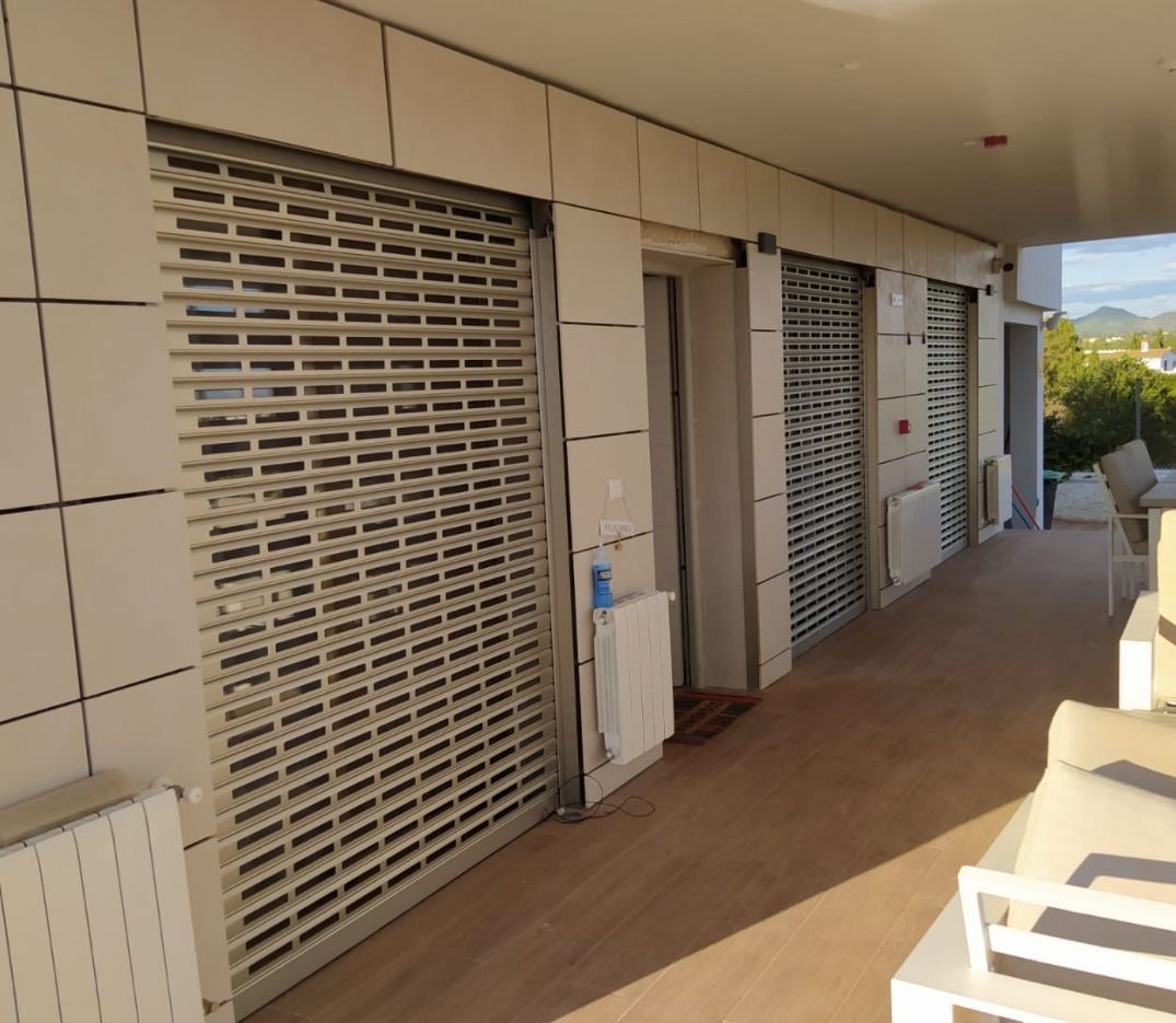 Un edificio con una hilera de persianas en las puertas