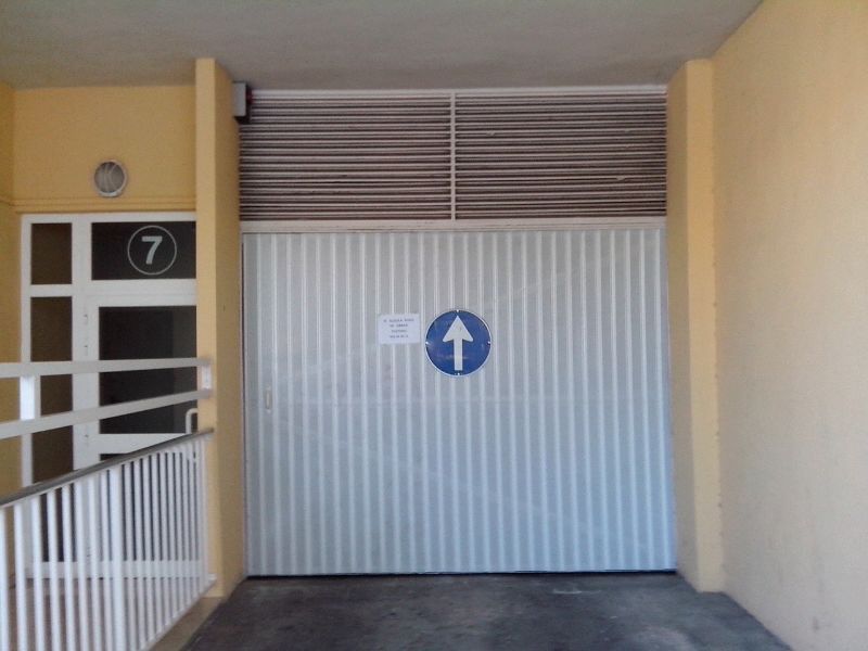 Una puerta de garaje con el número 7