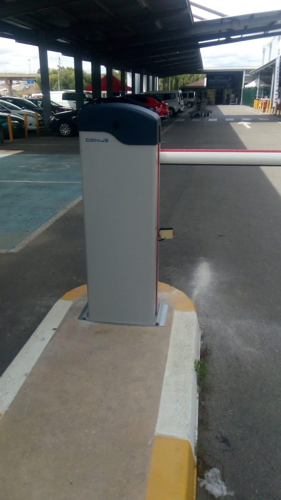 Un estacionamiento con una barrera en el medio.
