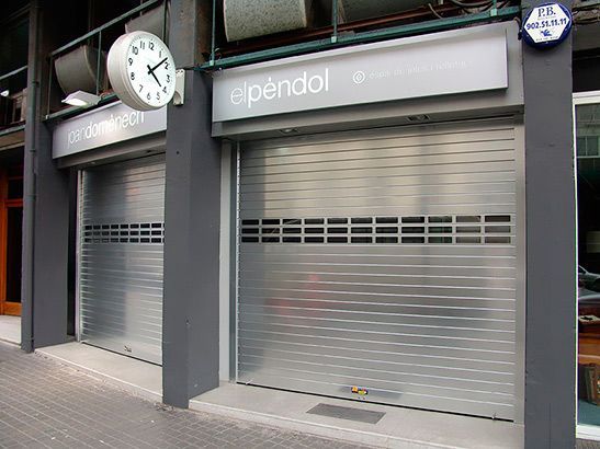 Un escaparate con un reloj y un cartel que dice