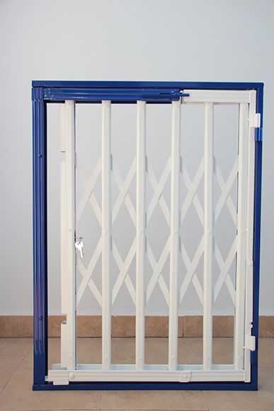 Una puerta blanca con un marco azul está contra una pared blanca.