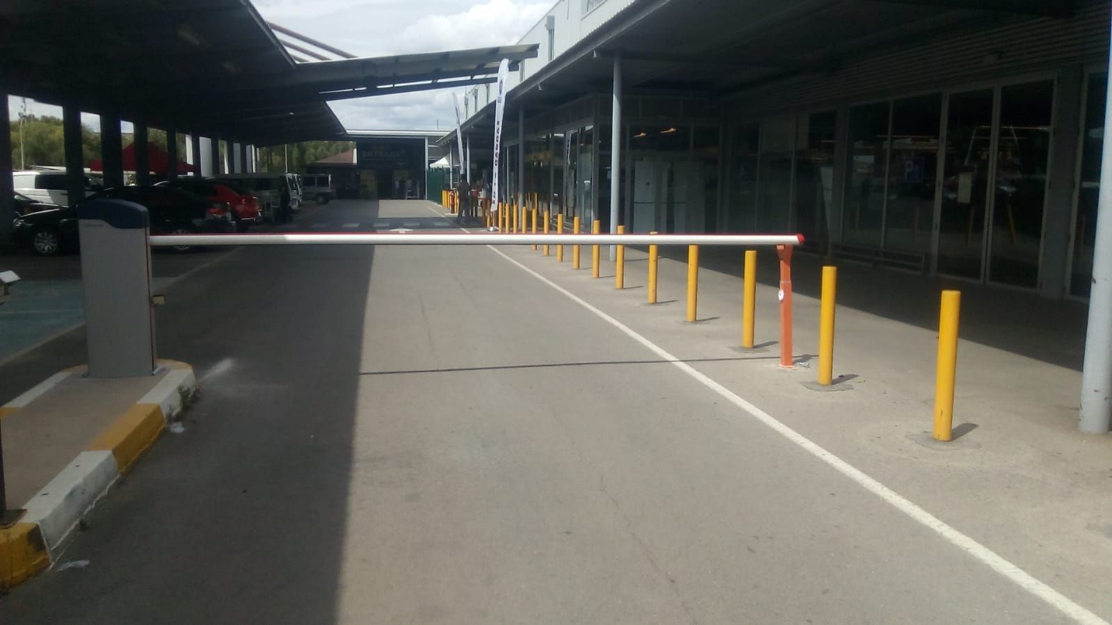 Un estacionamiento con una barrera al costado de la carretera.