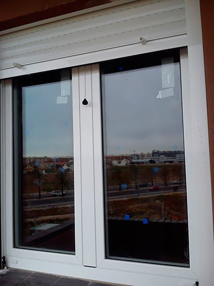 Una ventana con el reflejo de una ciudad en ella.