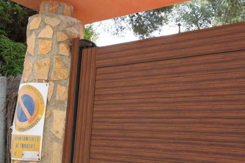 Una puerta de madera con una señal de no estacionar.