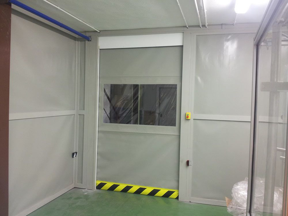 Una habitación con una puerta corredera y una ventana