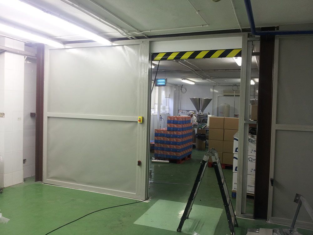 Una habitación con una puerta corrediza y cajas en el suelo.