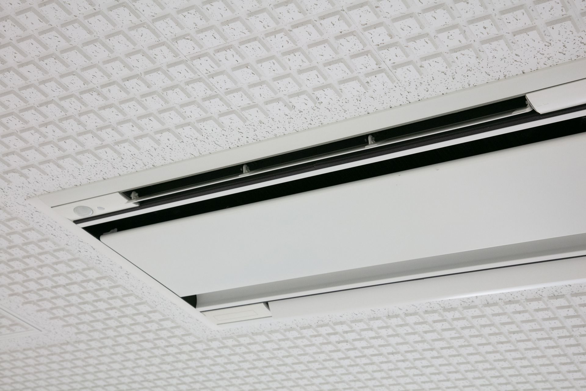 Clim dans plafond à carreaux