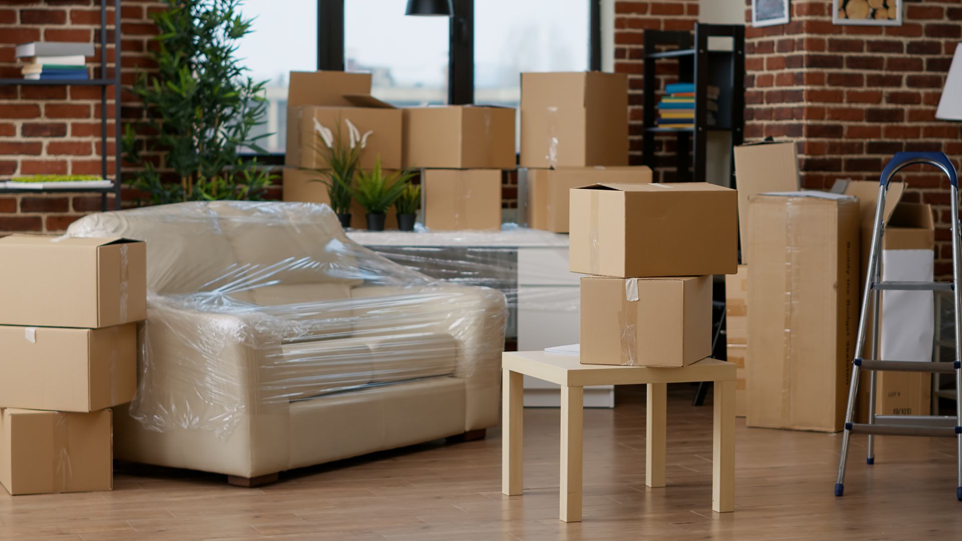 Des cartons de déménagement avec du mobilier protégé