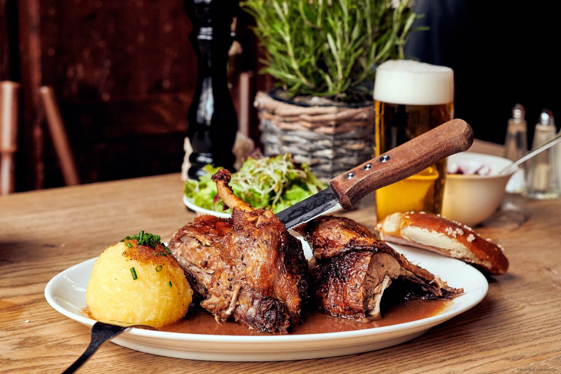 Abendessen mit leckerem Braten und Kartoffeln