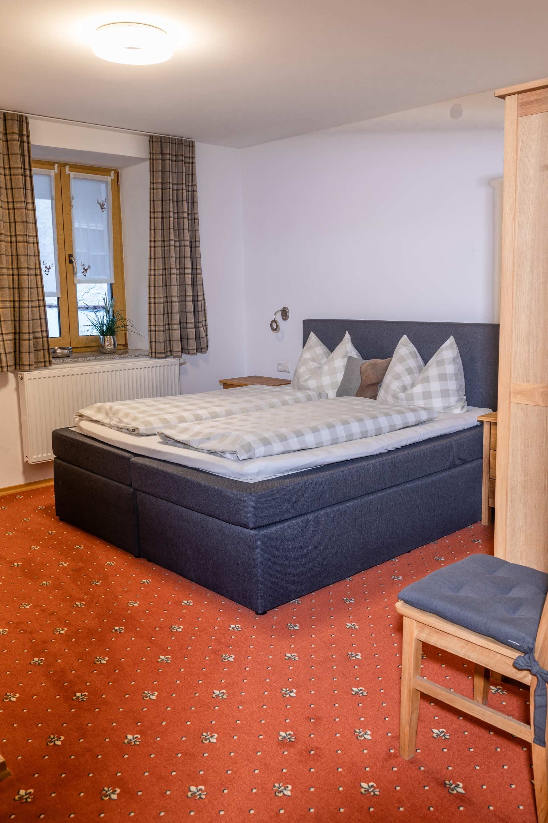 Ein gemütliches Doppelbett