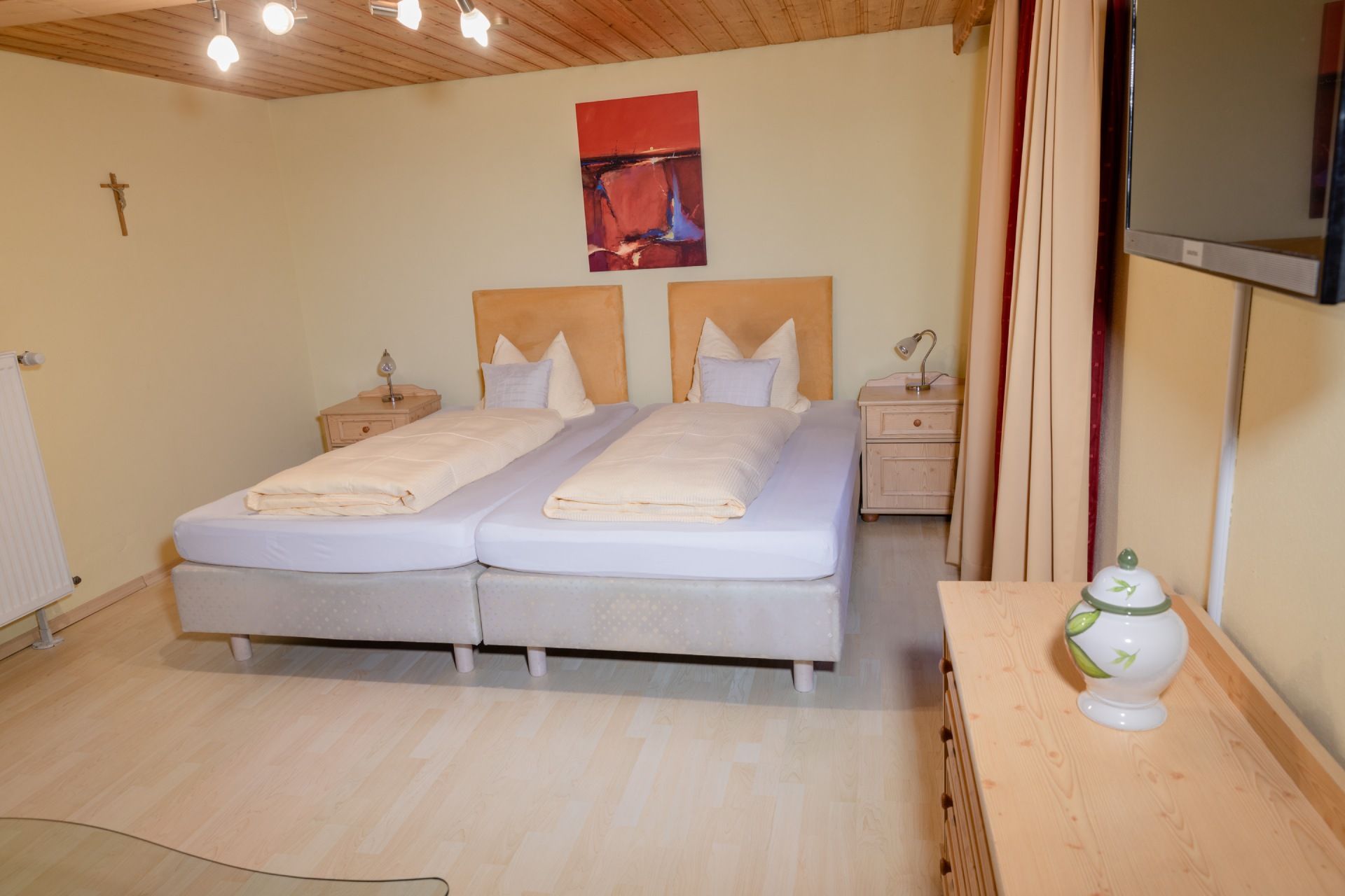 Zwei zusammengestellte Einzelbetten fungieren als ein Doppelbett